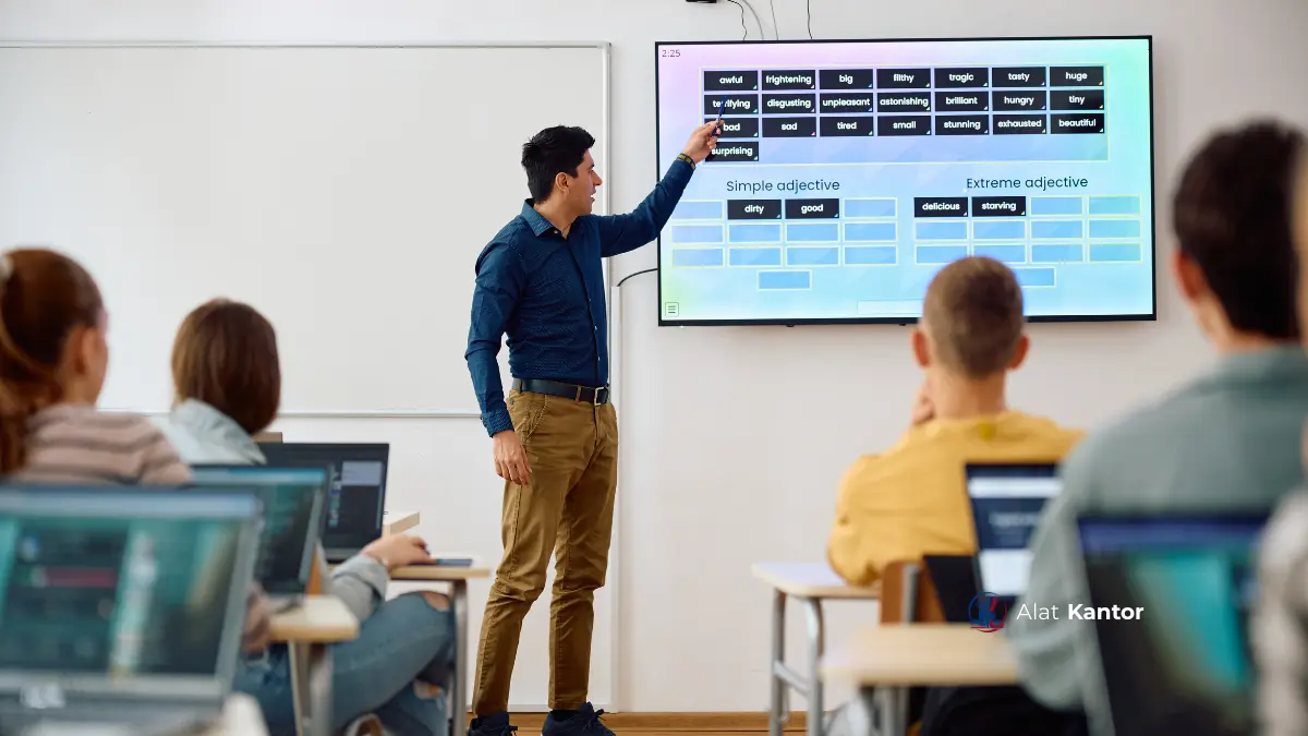 Smartboard interactive flat panel 4K terpasang di ruang kelas sekolah